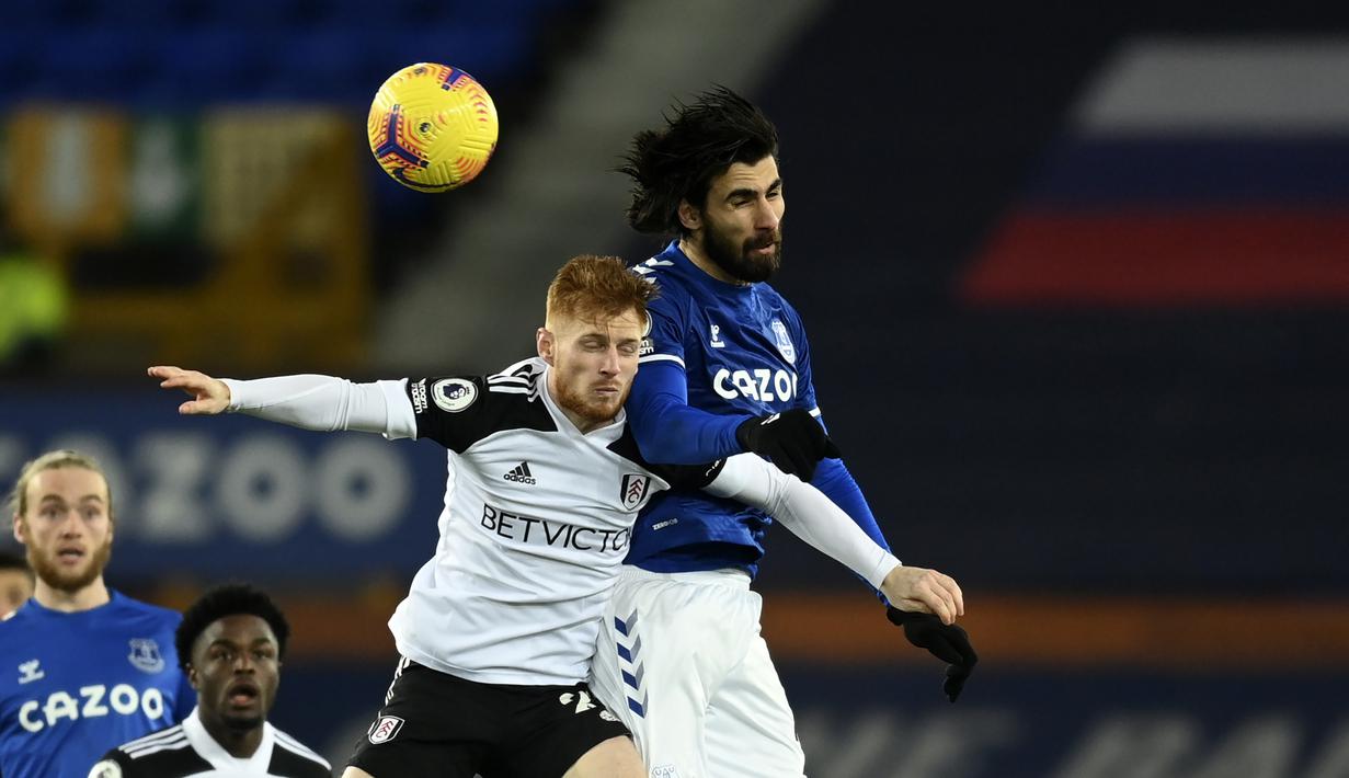 Gelandang Fulham, Harrison Reed (kiri) berduel udara dengan gelandang Everton, Andre Gomes dalam laga lanjutan Liga Inggris 2020/21 pekan ke-24 di Goodison Park, Liverpool, Minggu (14/2/2021). Fulham menang 2-0 atas Everton. (AP/Michael Regan/Pool)