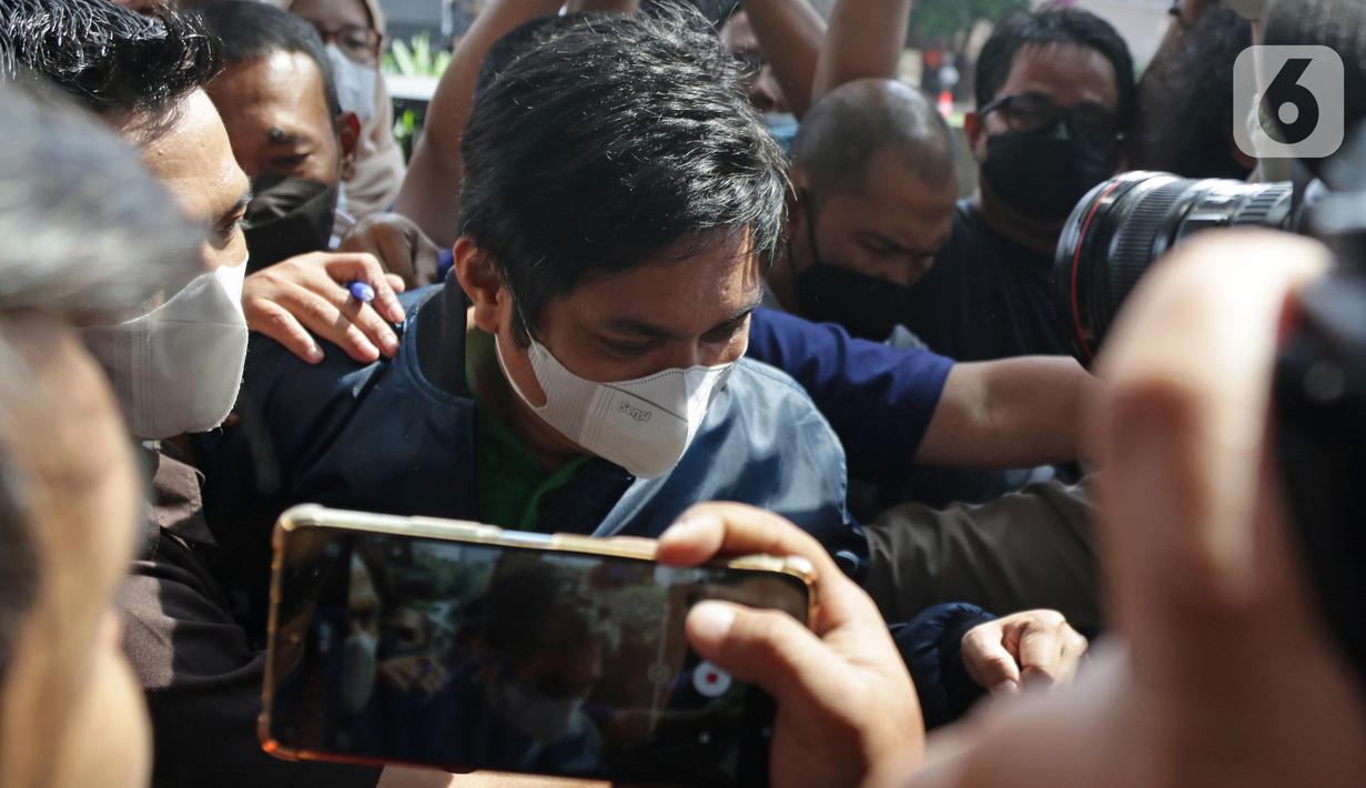 <p>Bupati Tanah Bumbu periode 2010-2015 dan 2016-2018 yang juga kader Partai Demokrasi Indonesia Perjuangan (PDI-P), Mardani H. Maming saat tiba di Gedung KPK, Jakarta, Rabu (28/7/2022). Mardani H Maming akan menjalani pemeriksaan KPK terkait kasus dugaan suap dan gratifikasi izin usaha pertambangan di Kabupaten Tanah Bumbu, Kalimantan Selatan. (Liputan6.com/Helmi Fithriansyah)</p>