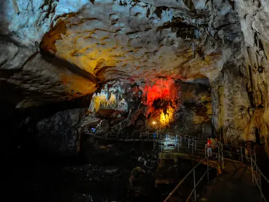 Pemandangan dalam Gua Lowo di Desa Watuagung, Kecamatan Watulimo, Trenggalek, Jawa Timur, Rabu (30/8/2023). Gua yang ditemukan pada tahun 1931 ini memiliki panjang 2 Km, namun yang baru bisa dinikmati pengunjung sepanjang 895 meter. (merdeka.com/Arie Basuki)