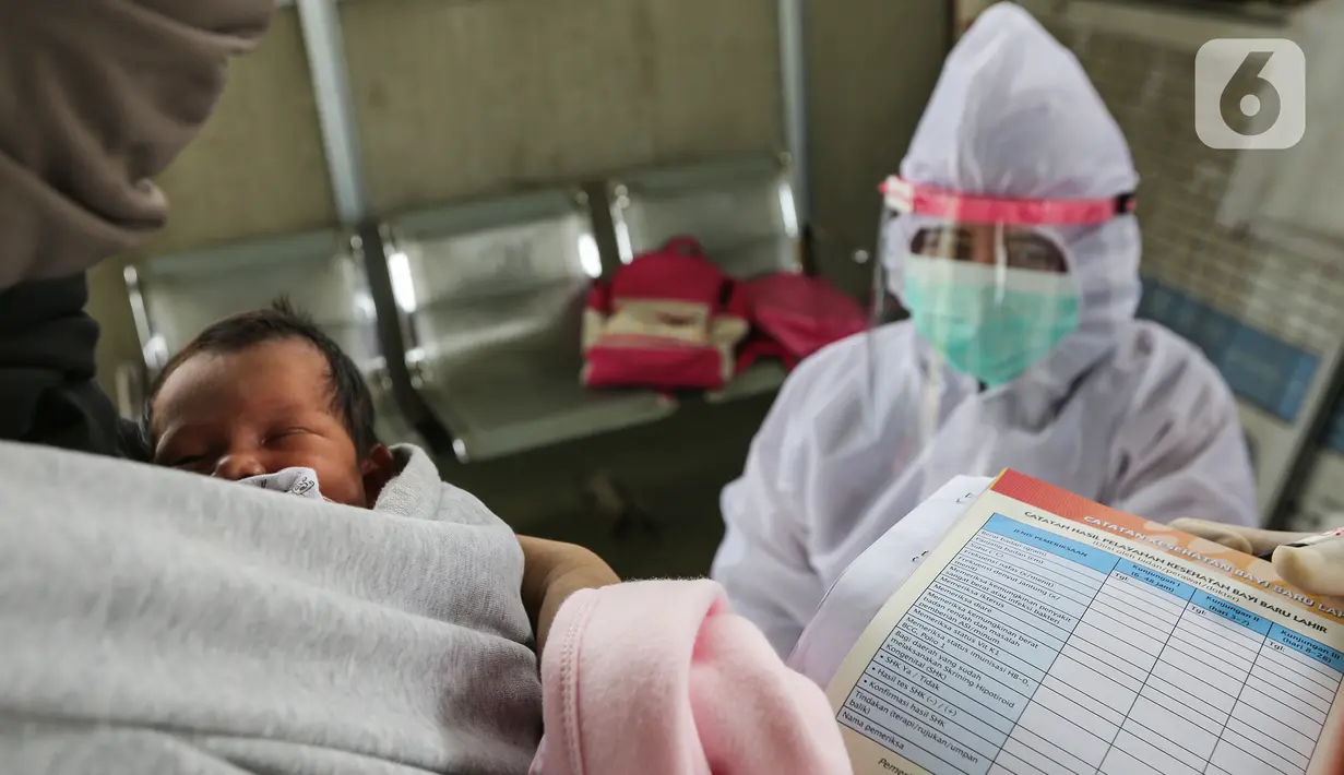 Bayi usai imunisasi di Posko Imunisasi, Kelurahan Bakti Jaya, Tangerang Selatan, Senin (11/5/2020). Imunisasi dasar selama pandemi  Covid-19 untuk bayi berusia 0 sampai 1 tahun dalam program pemerintah meliputi imunisasi BCG, DPT, polio, campak, dan Hib (Liputan6.com/Fery Pradolo)