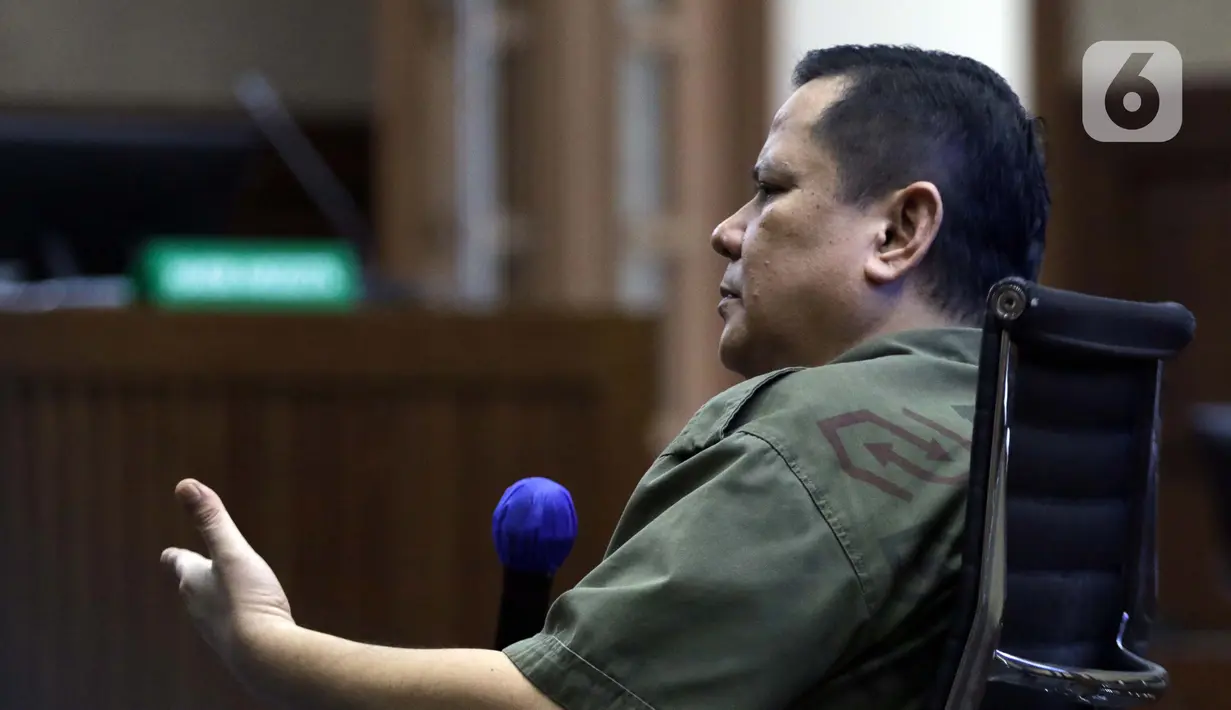 Terdakwa kasus suap penghapusan red notice Djoko Tjandra, Irjen (Pol) Napoleon Bonaparte saat menjalani sidang lanjutan di Pengadilan Tipikor, Jakarta, Senin (8/2/2021). Sidang beragendakan mendengar keterangan terdakwa. (Liputan6.com/Helmi Fithriansyah)