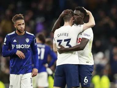 Bek Tottenham Hotspur, Davinson Sanchez dan Ben Davies merayakan kemenangan mereka atas Leeds United pada akhir pertandingan pekan ke-12 Liga Inggris di Tottenham Hotspur Stadium, London, Minggu (21/11/2021). Sempat tertinggal, Tottenham Hotspur menumbangkan Leeds United 2-1. (AP Photo/Ian Walton)
