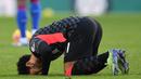MOHAMED SALAH TOP SKOR PEKAN KE-14: Penyerang Liverpool, Mohamed Salah, melakukan selebrasi bersujud usai mencetak gol ke gawang Crytal Palace (19/12/2020). Mohamed Salah menjadi top skor sementara Liga Inggris dengan torehan 13 gol. (AFP/Justin Setterfield/pool)