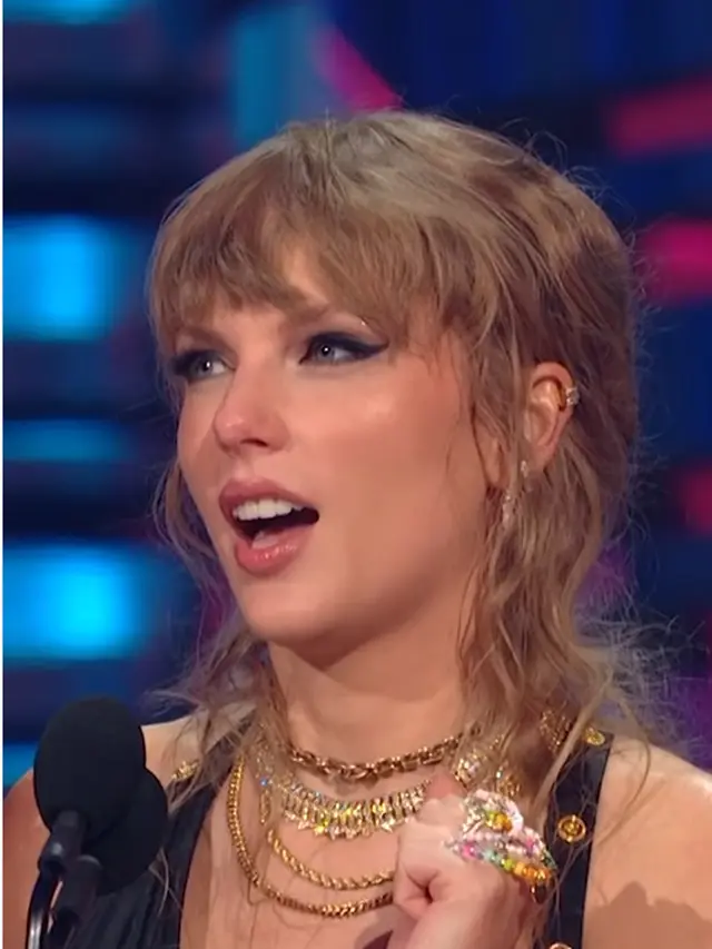 Taylor Swift mendapat gelang persahabatan dari NYSC saat menerima penghargaan di MTV VMA 2023. (Foto: Instagram/vmas)