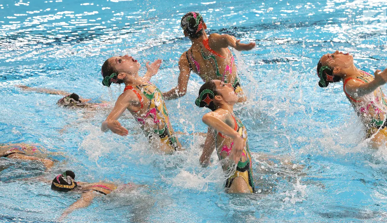 Tim perenang Artistik Korea Utara menampilkan gerakan pada babak final nomor free routine Asian Games 2018 di Aquatic Center, Gelora Bung Karno, Jakarta, Rabu (29/8). Korea Utara memperoleh skor 170.8475 (Liputan6.com/Fery Pradolo)