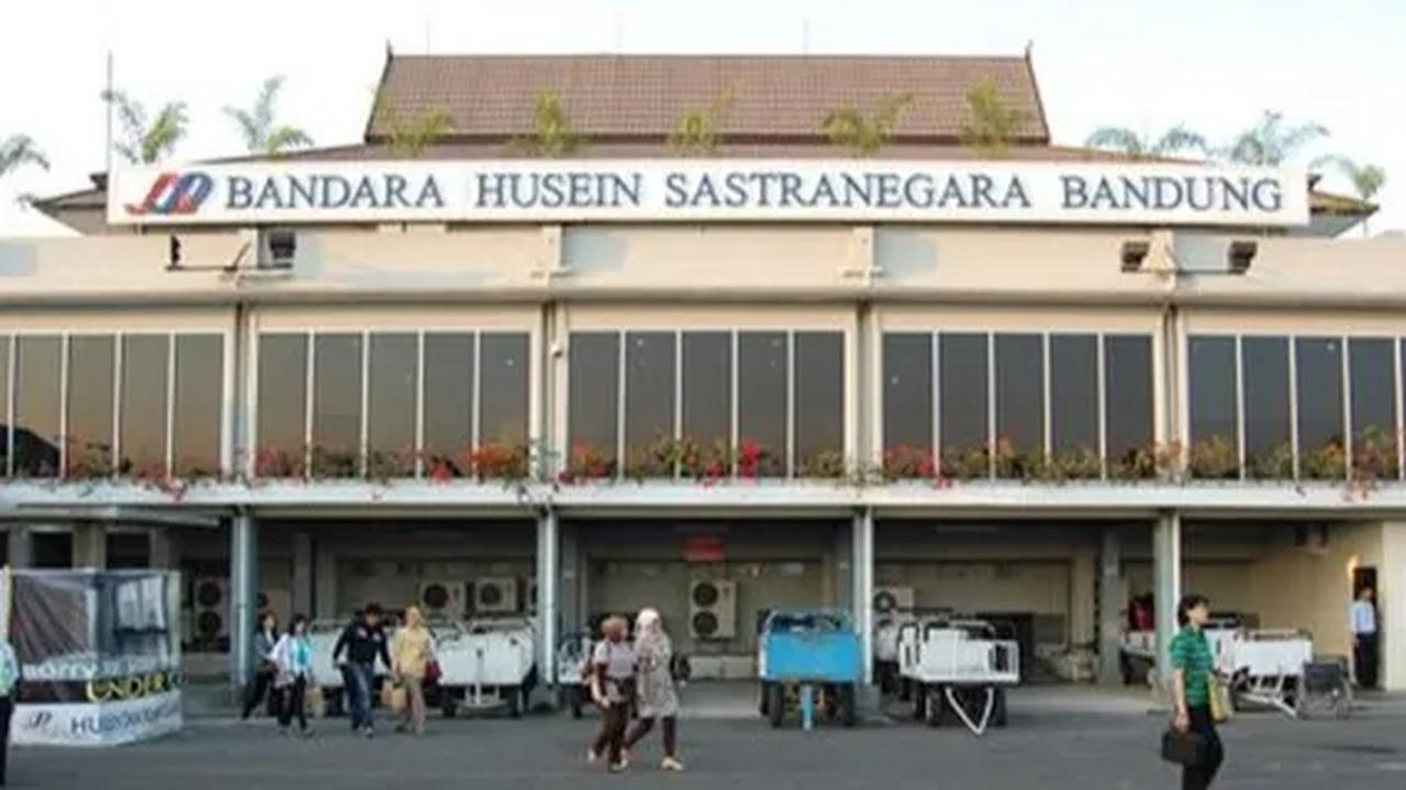 Bandara ini merupakan peninggalan pemerintah Hindia Belanda dengan sebutan Lapangan Terbang Andir, yaitu suatu lokasi di mana lapangan terbang tersebut berada.