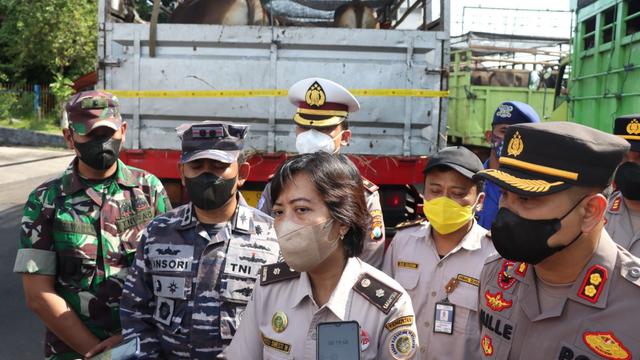 Personil Gabungan Perketet pengawasan Pelabuhan Ketapang untuk cegah PMK (Istimewa)