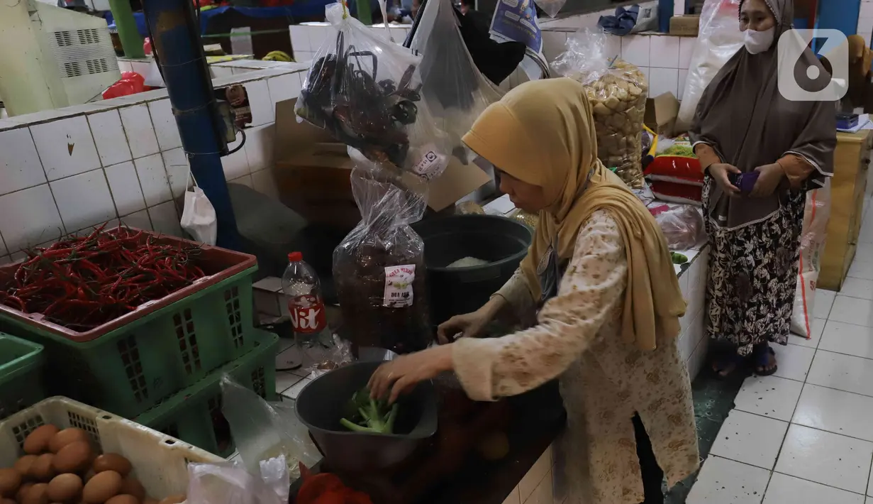 Pedagang melayani pembeli kebutuhan pokok di Pasar Santa, Jakarta, Kamis (8/12/2022). Menteri Perdagangan Zulkifli Hasan mengatakan, jelang Hari Besar Keagamaan Nasional (HBKN) Natal 2022 dan jelang Tahun Baru 2023, secara umum harga dan stok barang kebutuhan pokok dalam kondisi aman dan stabil. (Liputan6.com/Herman Zakharia)