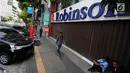 Pejalan kaki melintas di depan pertokoan yang tutup di Jalan Sabang, Jakarta pada Rabu (22/5/2019). Pemilik toko dan pengelola kantor di kawasan tersebut menutup toko dan kantor mereka imbas aksi 22 Mei 2019 yang berakhir rusuh di beberapa titik lokasi. (Liputan6.com/Aangga Yuniar)