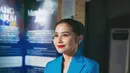 Cantiknya Prilly Latuconsina dibalut outfit formal berupa blazer biru dan makeup flawless yang tak berlebihan, serta pulasan lipstik merah. [Foto: Instagram/prillylatuconsina96]