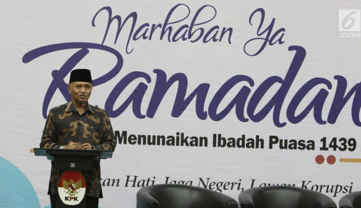 Ketua KPK Agus Rahardjo memberi sambutan saat peluncuran buku "14 Tahun Perjalanan KPK" di Gedung KPK, Jakarta (23/5). Buku tersebut merangkum foto perjalanan pemberatasan korupsi di Indonesia. (Liputan6.com/Herman Zakharia)