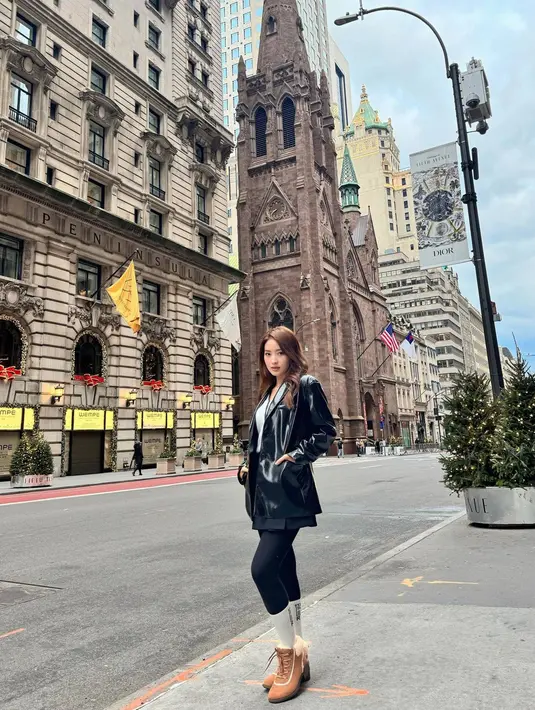 Seru menikmati pemandangan indah di kota-kota, dalam liburannya ini Wilo selalu tampil stylish. Banyak netizen memuji penampilannya tersebut dan membanjiri kolom komentar Instagramnya. Bisa jadi nanti Wilo akan melewati malam pergantian tahun di New York. (Liputan6.com/IG/@natashawilona12)
