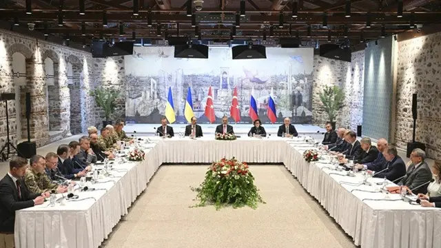 Delegasi Rusia dan Ukraina menghadiri pembicaraan langsung di Istana Dolmabache, di Istanbul, Turki, Jumat (16/5/2025).