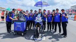 Pembalap Yamaha Racing Indonesia, Candra Hermawan berfoto bersama tim sebelum Race 2 AP250 Asia Road Racing Championship (ARRC) Mandalika 2025 di Sirkuit Internasional Pertamina Mandalika, Lombok, NTB, Minggu (31/08/2025). (Bola.com/Bagaskara Lazuardi)