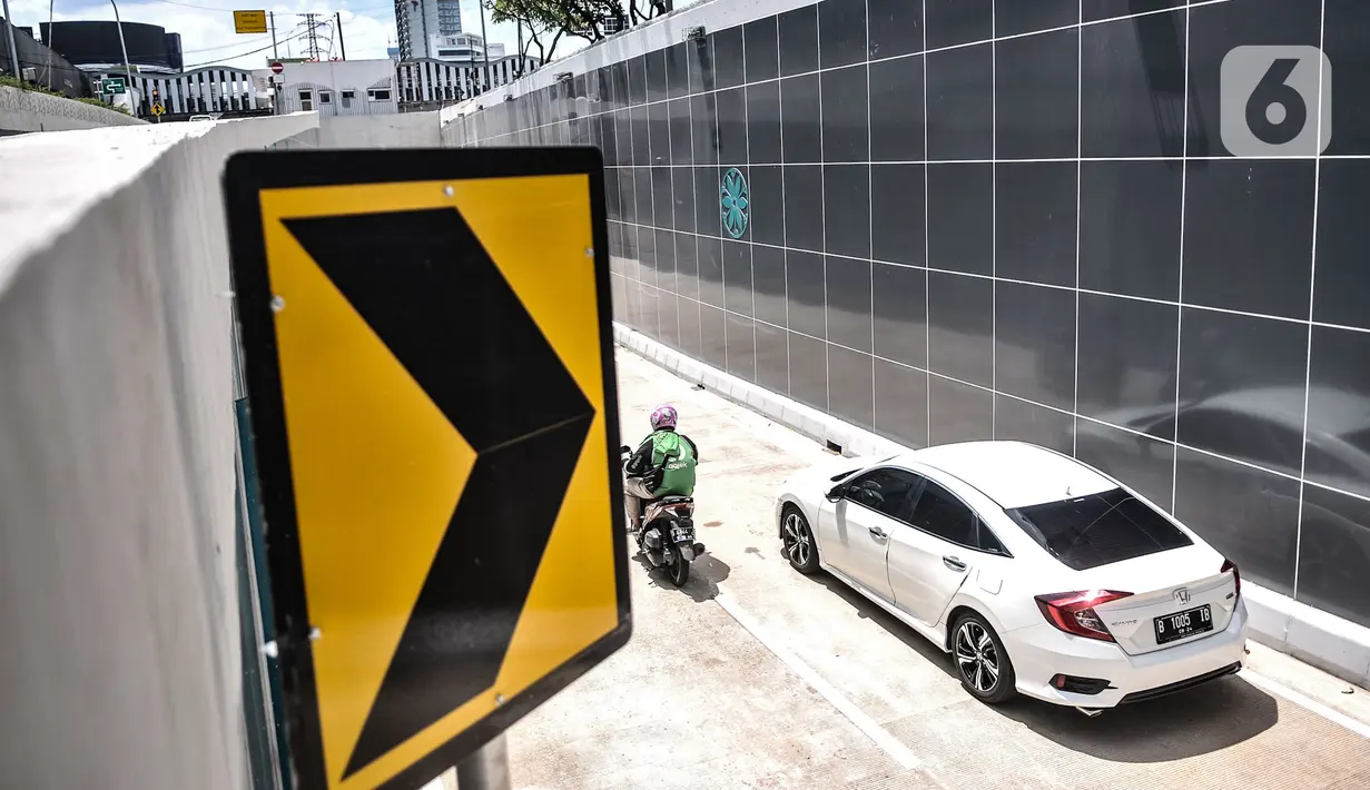 Kendaraan melintasi Underpass Senen Extension, Jakarta, Rabu (2/12/2020). Uji coba tahap dua Underpass Senen Extension berlaku selama 24 jam. (merdeka.com/Iqbal S. Nugroho)