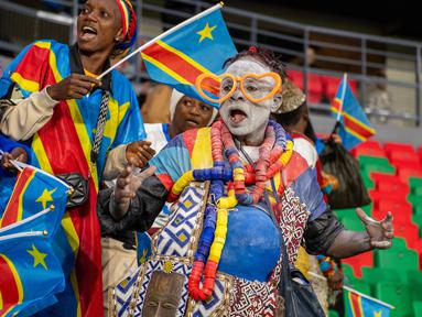Suporter Kongo saat mendukung tim nasional mereka dalam laga Kualifikasi Piala Dunia 2026 zona Afrika melawan Nigeria di Rabat, Maroko, Minggu (16/11/2025) waktu setempat. (AP Photo)