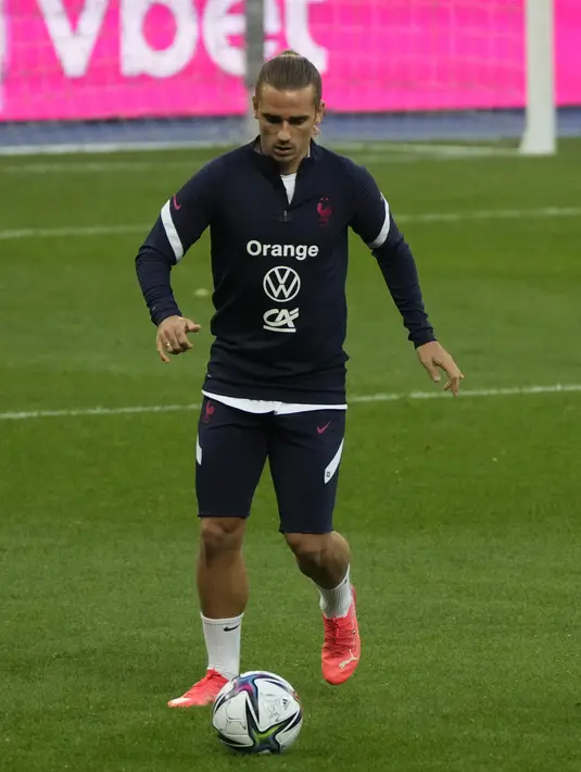 Penyerang timnas Prancis Antoine Griezmann mengikuti sesi latihan di Stadion Olimpiyskiy di Kyiv, Jumat (3/9/2021). Timnas Prancis akan menghadapi Ukraina di Grup D Kualifikasi Piala Dunia 2022 zona Eropa pada Minggu dinihari, 5 September 2021. (AP Photo/Efrem Lukatsky)