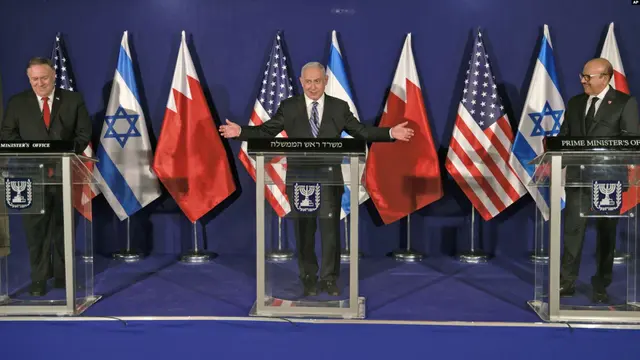 (Kiri ke kanan) Menlu AS Mike Pompeo, PM Israel Benjamin Netanyahu, dan Menlu Bahrain Abdullatif bin Rashid Alzayani, dalam konferensi pers usai pertemuan di Yerusalem, Rabu, 18 November 2020. (Foto: Menahem Kahana/via AP)