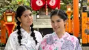 Bak pinang dibelah dua, Annisa Pohan berpose bersama sang buah hati Almira. Keduanya mengenaka kimono atau busana khas Jepang. Annisa Pohan tampil awet muda dengan kimono bernuansa merah muda bermotif floral dengan obi pink. [Foto: Instagram/annisayudhoyono]