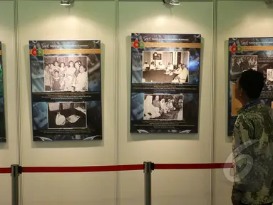 Pengunjung melihat foto Konferensi Asia-Afrika 1955 koleksi Arsip Nasional Republik Indonesia di Jakarta Covention Center, Senin (19/4/2015). Pameran tersebut merupakan rangkaian dari acara KAA 2015. (Liputan6.com/Herman Zakharia)