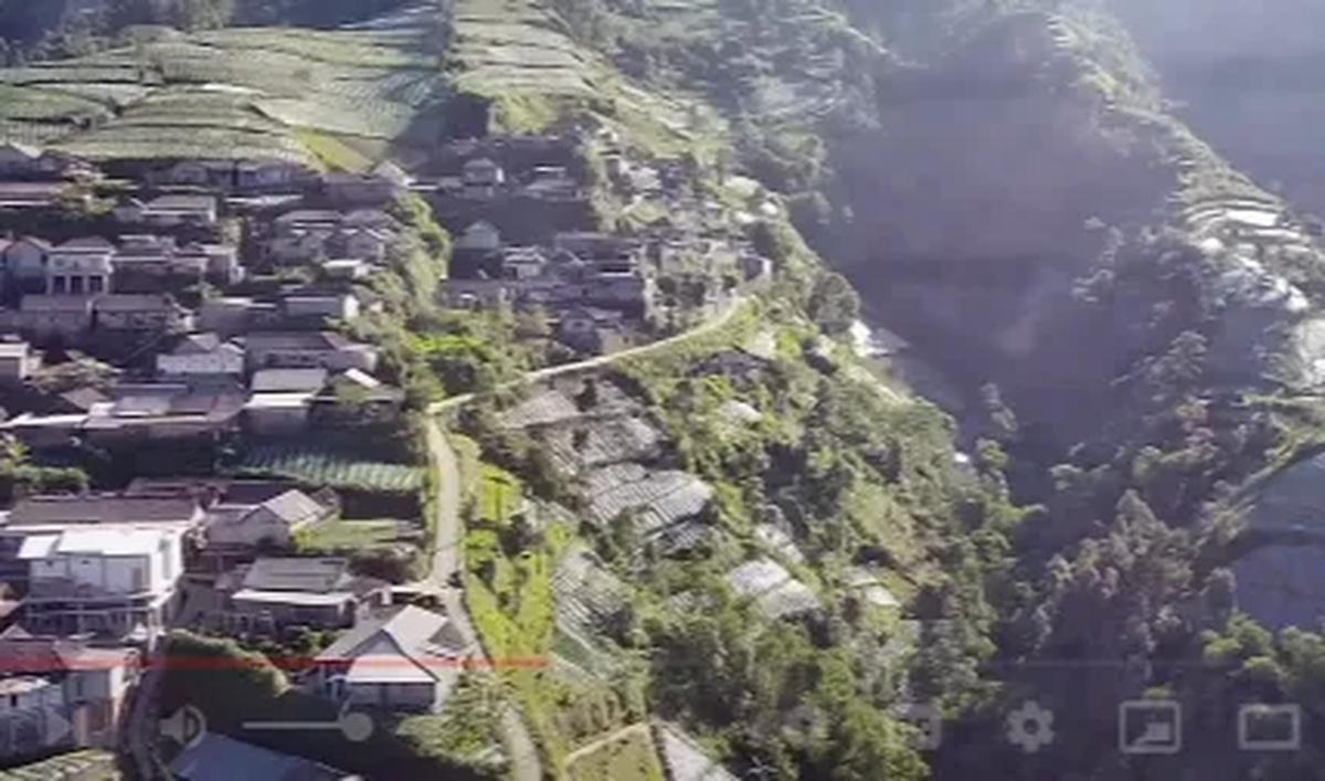 Dari kejauhan, ada pula bangunan-bangunan rumah yang dididirikan di lereng bukit. <br><br>Meski bukan lahan datar, namun warga di lokasi tetap beraktivitas seperti biasa.