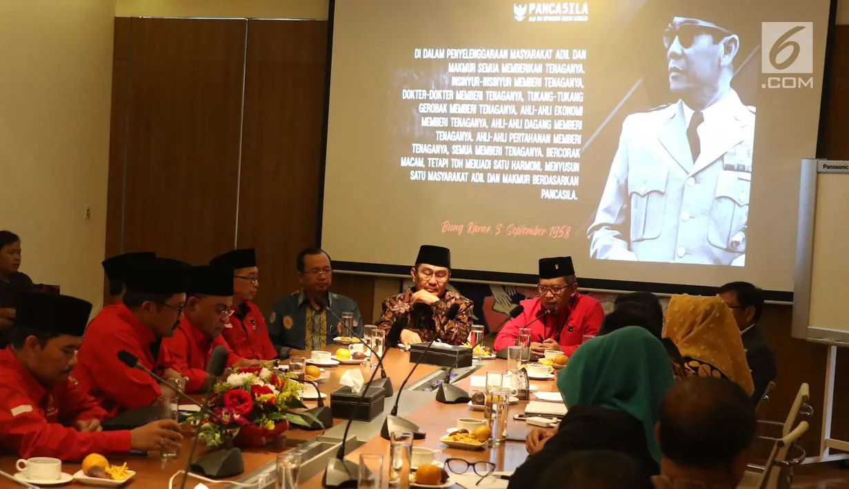 Ketua Umum ICMI, Jimly Asshiddiqie menggelar pertemuan dengan Sekjen DPP PDI Perjuangan Hasto Kristiyanto dana rombongan di kantor ICMI, Jakarta, Rabu (13/12). Kunjungan tersebut dalam rangka menjalin silaturahmi. (Liputan6.com/Angga Yuniar)