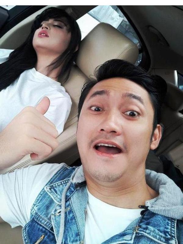 Potret Seleb Saat Tidur Mangap, Tetap Cantik dan Mempesona (sumber:Instagram/@dewiperssikreal)