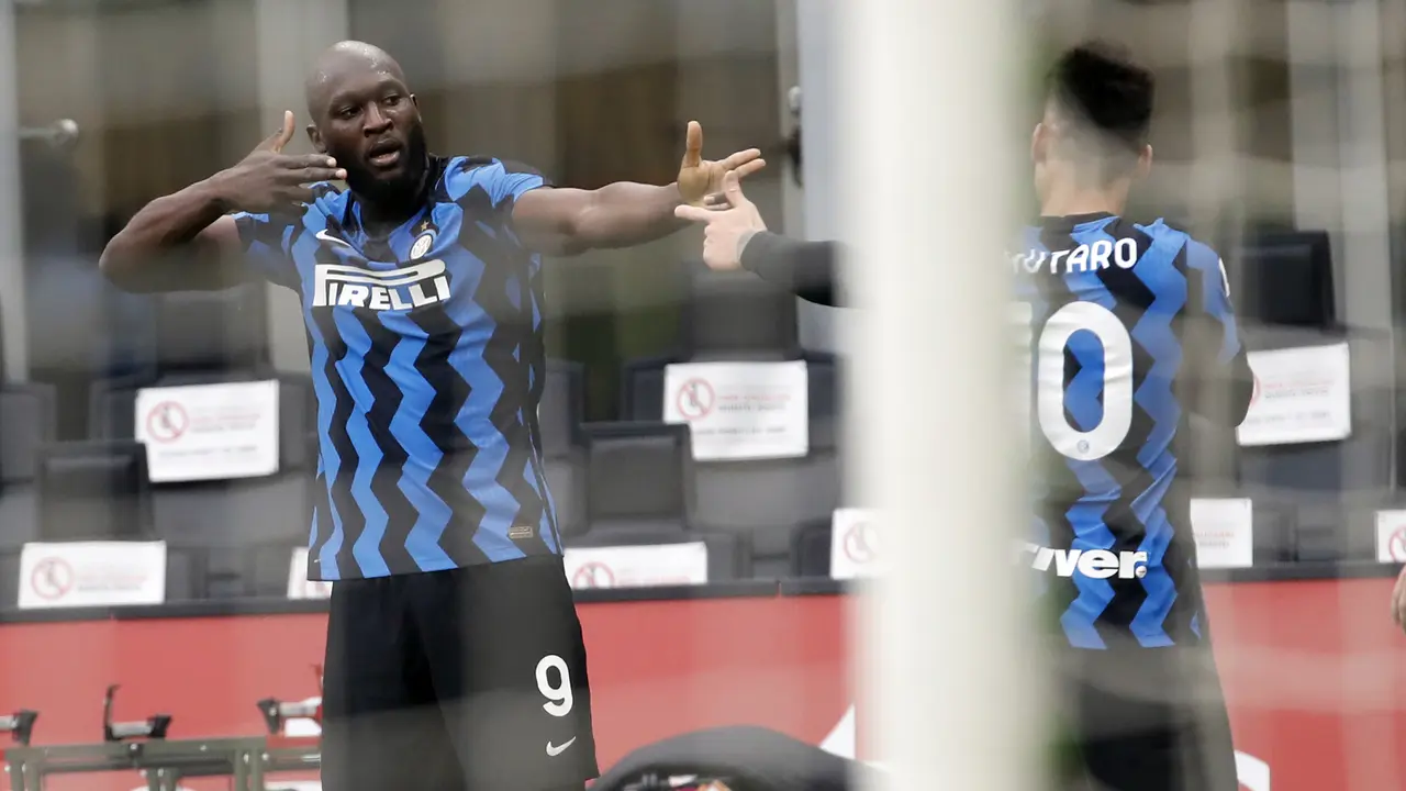 FOTO: Inter Milan Menjauh Usai Kalahkan AC Milan 3-0 - Romelu Lukaku