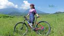 Andhina Ayuningtyas pernah mengikuti sejumlah kejuaraan MTB seperti, Bali MTB Marathon 80K pada tahun 2015, Bromo Cycling 100K, dan Jiexpo Cycling TTT 2016.  (Bola.com/Nick Hanoatubun)