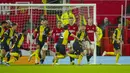 Selebrasi bek Bournemouth, Marcos Senesi (ketiga kanan) setelah mencetak gol ketiga timnya ke gawang Manchester United pada laga pekan ke-16 Liga Inggris 2023/2024 di Old Trafford Stadium, Sabtu (9/12/2023). (AP Photo/Jon Super)