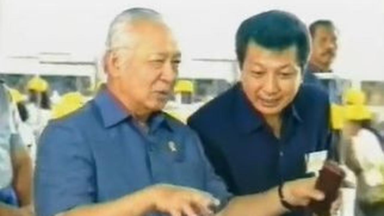 Dalam unggahan, membagikan juga momen ketika Soeharto berkeliling melihat hasil produksi dari beberapa pabrik.