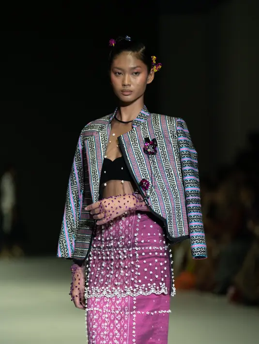 Setiap pakaian dihiasi dengan berbagai payet tiga dimensi, menciptakan sebuah koleksi yang menggambarkan perpaduan antara busana kontemporer dan kekayaan warisan budaya.  [Dok/Studio Jeje]