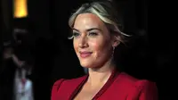 Dengan gaun merah, Kate Winslet benar-benar tampil memukau saat premier film Labour Day di London pada Oktober 2013 silam. (CARL COURT / AFP)