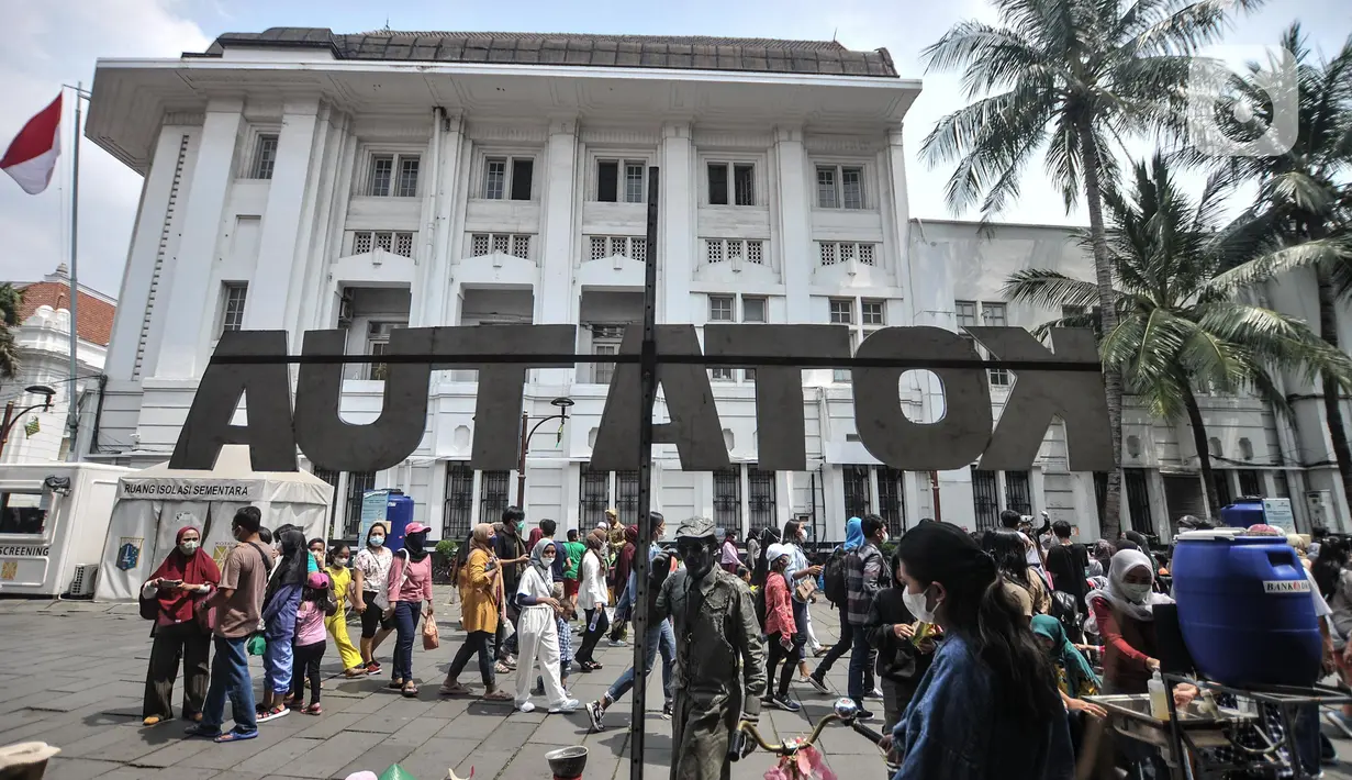 <p>Pengunjung menikmati suasana kawasan Kota Tua, Jakarta, Rabu (4/5/2022). Kawasan Kota Tua menjadi salah satu destinasi favorit warga baik dari dalam maupun luar Jakarta untuk mengisi waktu libur Lebaran bersama keluarga. (merdeka.com/Iqbal S Nugroho)</p>