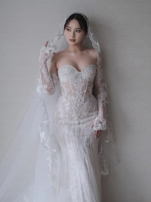 6 Potret Gaun Pengantin Mewah Nita Vior Saat Pemberkatan-Resepsi Pernikahan, Usung Konsep Internasional Serba Putih