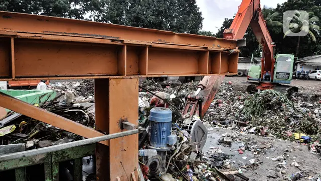 FOTO: Musim Hujan, Volume Sampah Sungai di Jakarta Meningkat