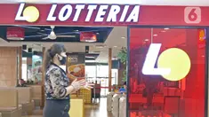 Seorang perempuan melintas di depan gerai makanan cepat saji asal Korea, Lotteria di Kawasan Fatmawati, Jakarta, Satu (20/6/2020). Setelah 9 tahun, Lotteria mengumumkan akan menutup semua gerainya di Indonesia secara permanen per tanggal 29 Juni 2020. (Liputan6.com/Herman Zakharia)