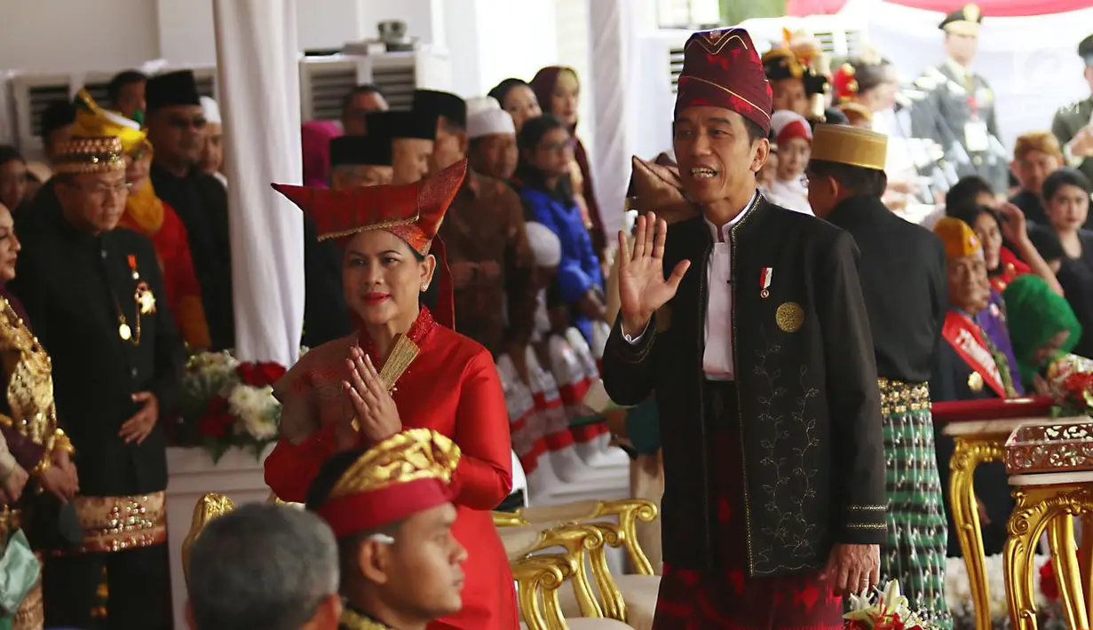 Saat upacara HUT ke-72 RI mengenakan pakaian bernuasa merah. Ia mengenakan baju kurung yang disebut Bundo Kanduang yang dipadukan dengan selendang songket yang serasi dengan kainnya. Tak lupa ia mengenakan hiasan kepala Tingkuluak. Dok. Liputan6.com