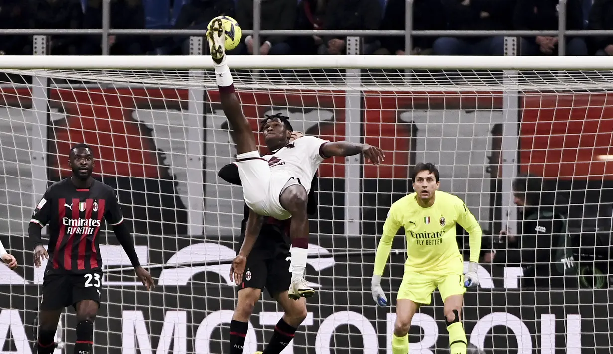 Bek Torino, Stephane Singo melakukan tendangan saat bertanding melawan AC Milan pada pertandingan babak 16 besar Coppa Italia di Stadion San Siro di Milan, Italia, Kamis (12/1/2023). Torino menang tipis atas AC Milan dengan skor 1-0 berkat gol Michel Adopo di perpanjangan waktu. (Marco Alpozzi/LaPresse via AP)