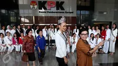 Kezia Warouw berbincang dengan pimpinan KPK Basaria Panjaitan saat berkunjung ke Gedung KPK, Jakarta, Senin (27/3). KPK memberikan pembekalan mengenai Pemberantasan Korupsi kepada 38 Finalis Puteri Indonesia 2017. (Liputan6.com/JohanTallo)