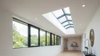 7 Lorong Rumah dengan Skylight Memanjang, Bikin Area Transisi Terasa Terang dan Lapang