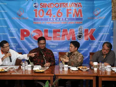 Menteri Perindustrian, Saleh Husin (kedua kiri) bersama Dewan Pakar MES dan Anggota KEIN, Aries Mufti (kiri), Ketua HIPPI, Ismed Hasan Putro (kedua kanan), dan Ketua Apindo, Anton J Supit di Jakarta, Sabtu, (2/4). (Liputan6.com/JohanTallo)