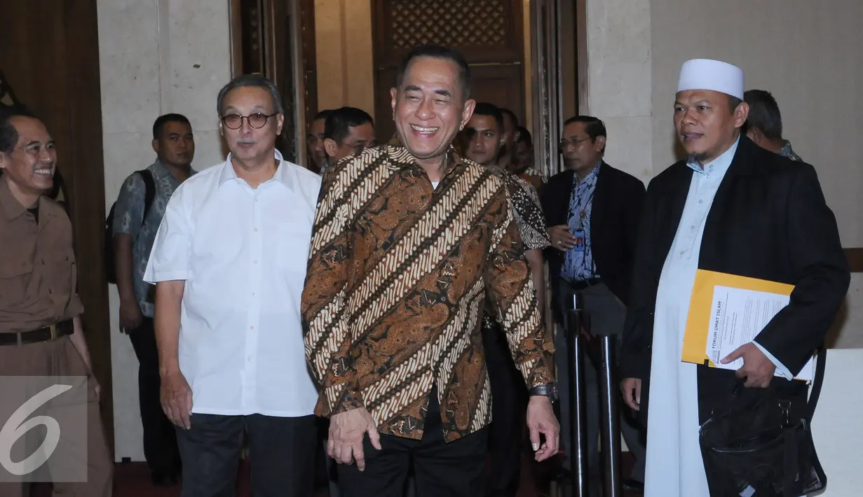 Menteri Pertahanan Ryamizard Ryacudu (tengah) saat tiba untuk bersilaturahmi dengan persatuan purnawirawan TNI-AD serta Ormas di Jakarta, Jumat (13/5/2016). Acara dihadiri sejumlahtokoh dan membahas bahaya laten PKI. (Liputan6.com/Helmi Fithriansyah)
