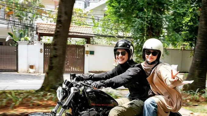 Natasha Rizky mengunggah fotonya sedang dibonceng moge dengan Dian Ayu