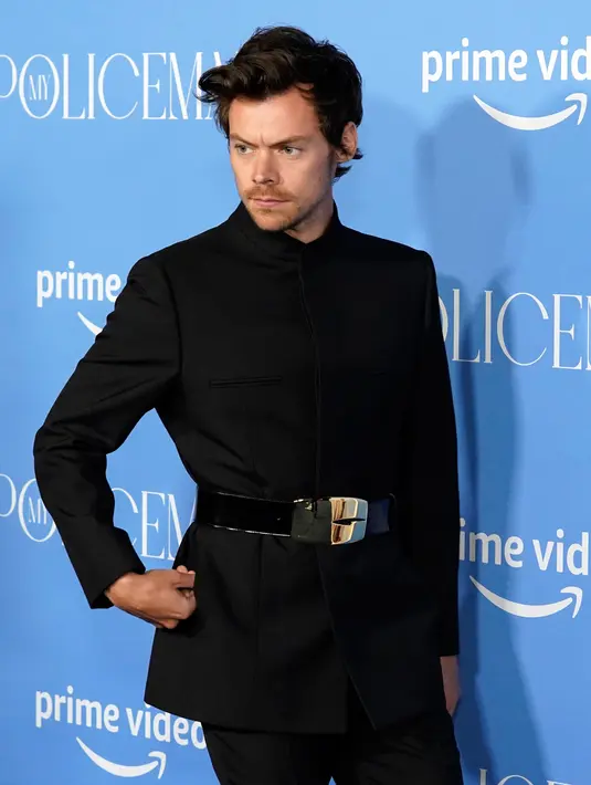 <p>Harry Styles berpose saat menghadiri pemutaran perdana film My Policeman di Regency Bruin Theatre, Los Angeles, Amerika Serikat, 1 November 2022. Harry Styles memadukan penampilannya dengan celana panjang hitam. (AP Photo/Chris Pizzello)</p>