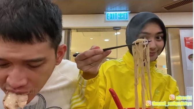 6 Momen Citra Kirana dan Rezky Aditya di Hong Kong, Cari Makan di Pasar (sumber: YouTube Ciky Citra Rezky)