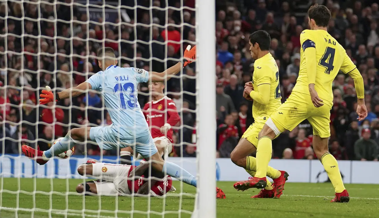 Di akhir masa injury time Cristiano Ronaldo membawa Manchester United unggul 2-1 lewat aksinya. Dari sudut sempit ia berhasil melepaskan tembakan yang gagal diantisipasi Geronimo Rulli. (AP/Dave Thompson)
