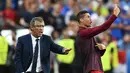 Pelatih Portugal, Fernando Santos (kiri) dan Cristiano Ronaldo memberikan instruksi kepada pemain Portugal saat melawan Prancis pada Final Piala Eropa 2016 di Stade de France, Saint-Denis, Paris,(11/7/2016) dini hari WIB. (AFP/Franck Fife)