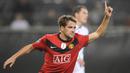 Selebrasi striker Manchester United, Michael Owen setelah mencetak gol ke gawang Wolfsburg pada laga Grup B Liga Champions 2009/2010 di Wolfsburg, Jerman (8/12/2009). Michael Owen yang total membela Manchester United selama 3 musim mulai 2009/2010 hingga 2011/2012, didatangkan Setan Merah secara gratis dari Newcastle United yang harus terdegradasi pada akhir musim 2008/2009. Ia total tampil 52 laga dengan torehan 17 gol dan 3 assist. (AFP/John MacDougall)