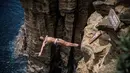 Peserta asal Bulgaria, Todor Spasov, melakukan lompatan setinggi 27 meter dari tebing Islet Franca do Campo dalam kompetisi Red Bull Cliff Diving World Series di Sao Miguel, Portugal, 7 Juli 2017. (Romina Amato/Red Bull Content Pool via AP Images)